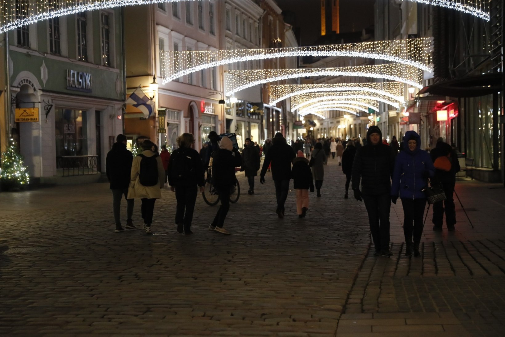 GALERII | Koroonapiirangutest hoolimata: Tallinna vanalinn on õhtuti rahvast täis