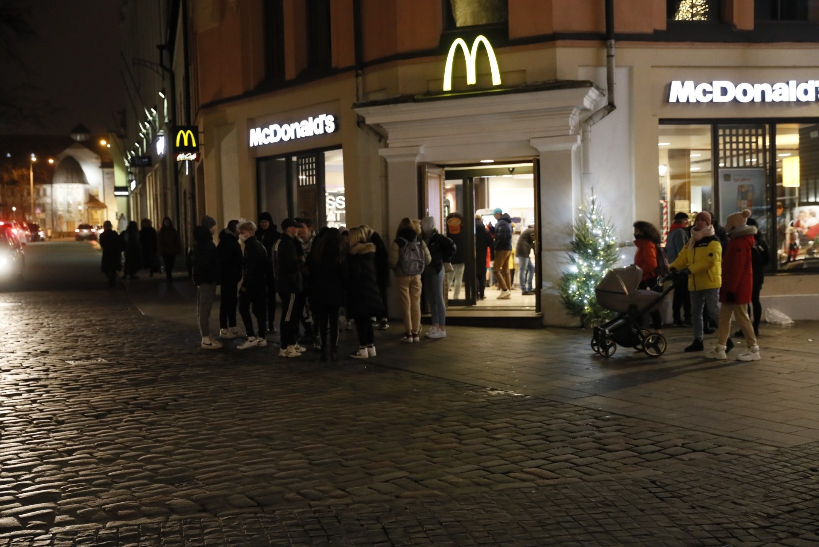 GALERII | Koroonapiirangutest hoolimata: Tallinna vanalinn on õhtuti rahvast täis