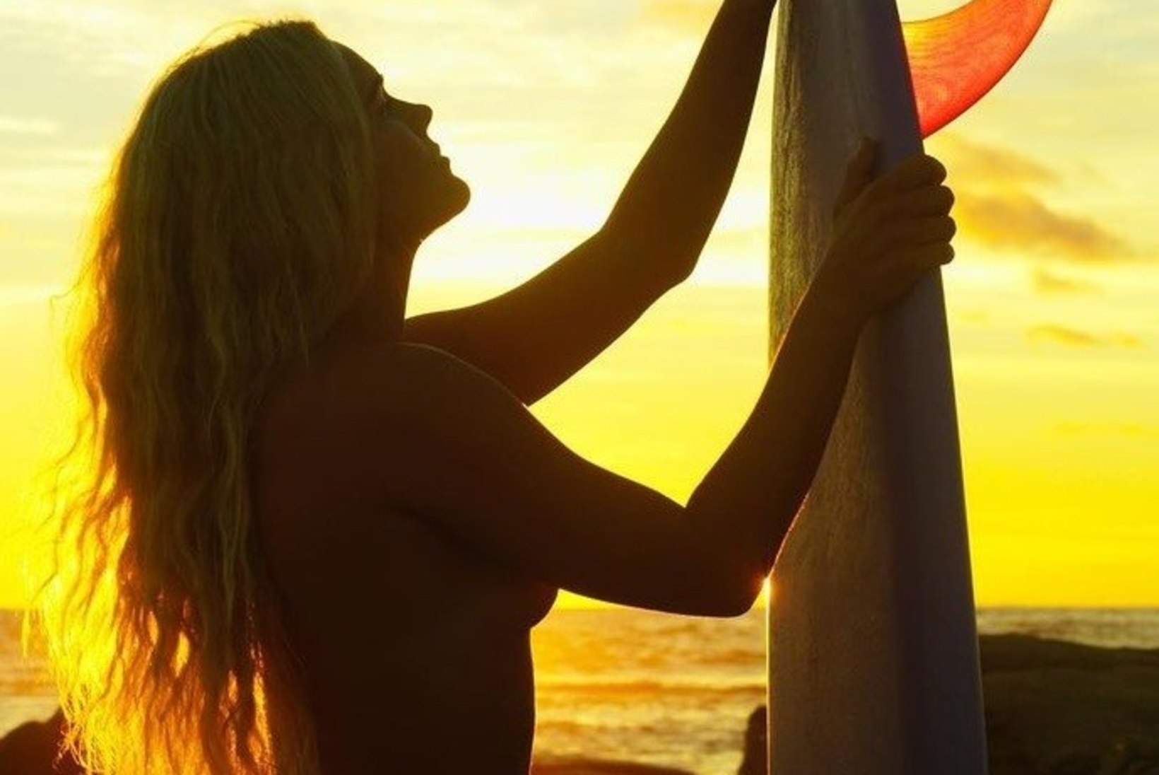 VIDEO | Austraalia surfikaunitar vallutab laineid täies alastuses