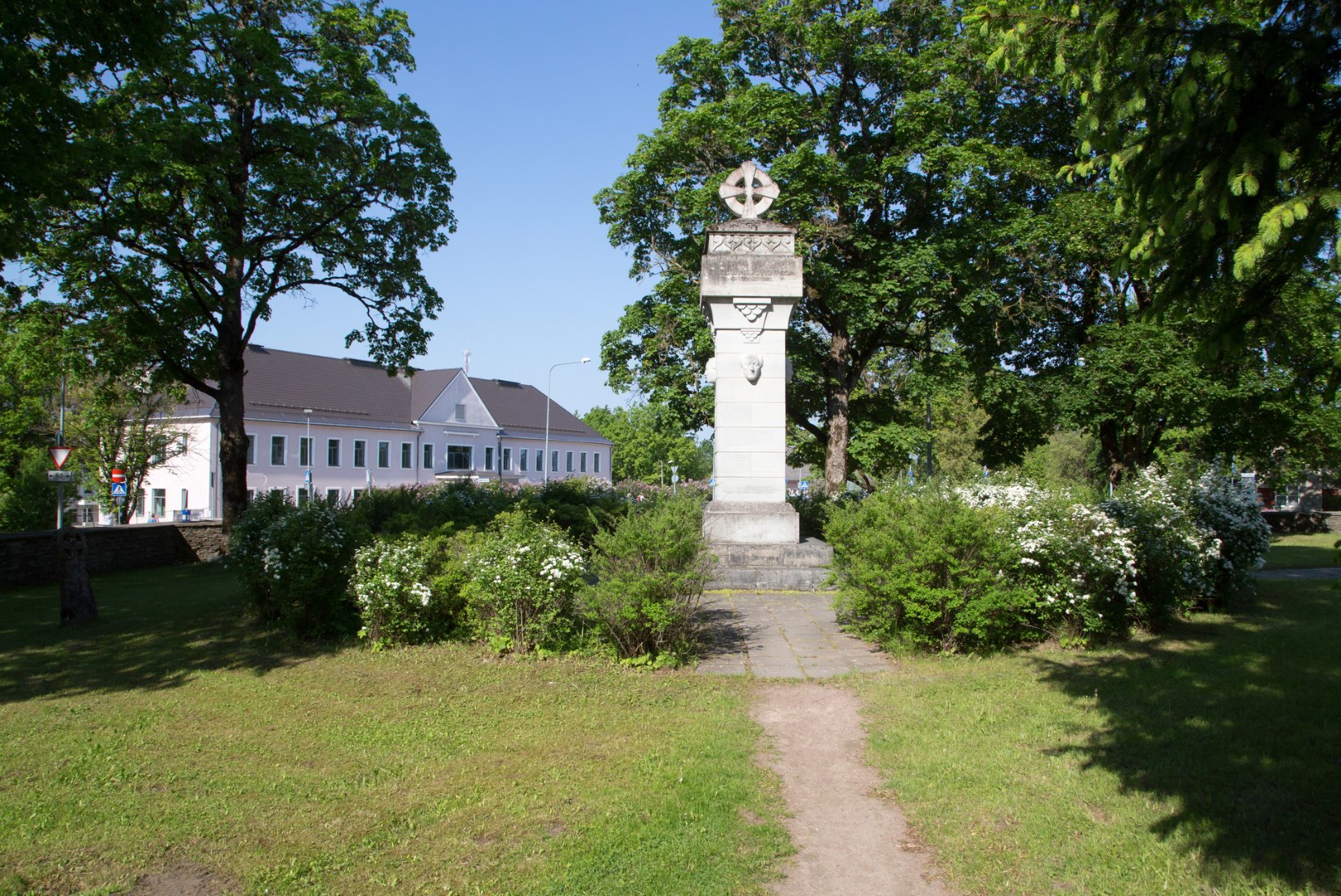 Voldemar Kuslapi kalmukolumn | Kultuuritegelased Rapla kalmistul