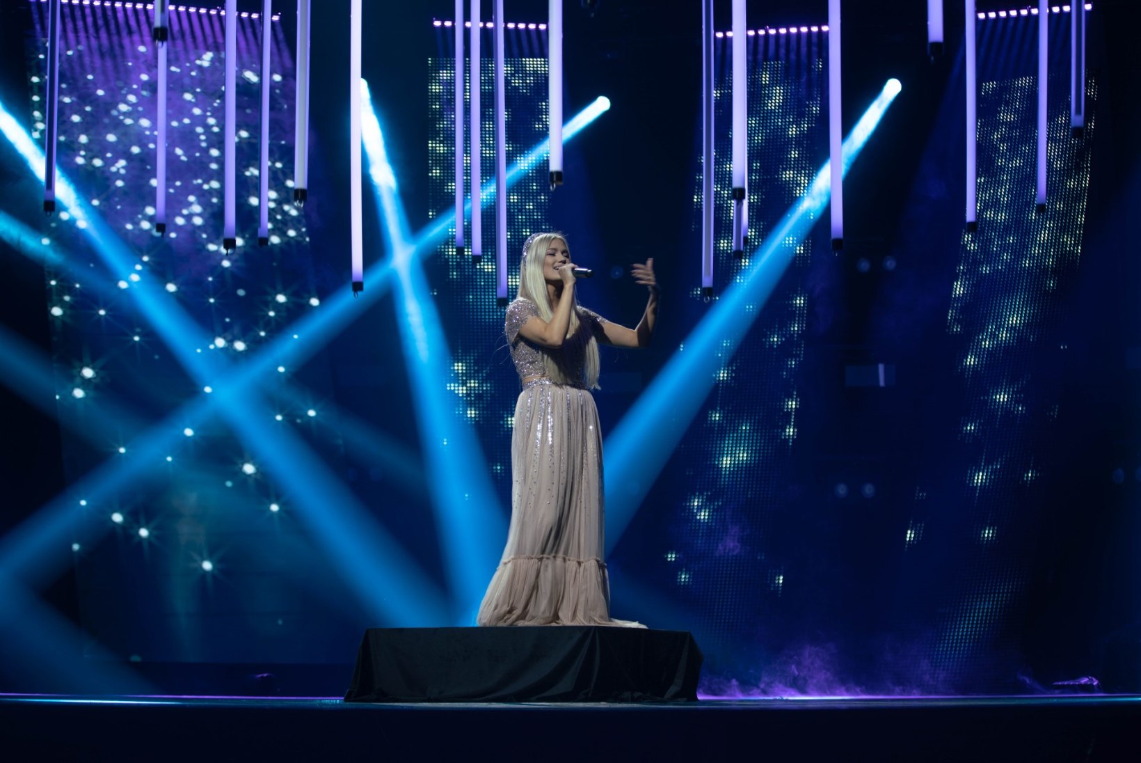 GALERII | „Eesti laulu“ teise poolfinaali proovid peetud: laval on peeglitest koridor ja hologramm-Viinerid