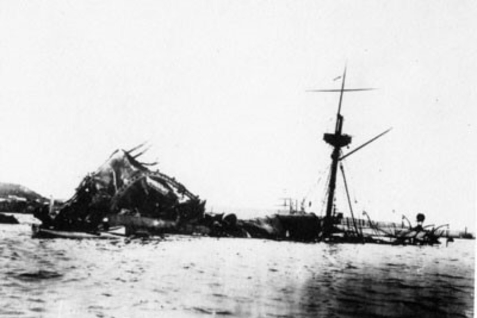 MINEVIKUHETK | 15. veebruar: USA sõjalaev plahvatas segastel asjaoludel Kuuba sadamas