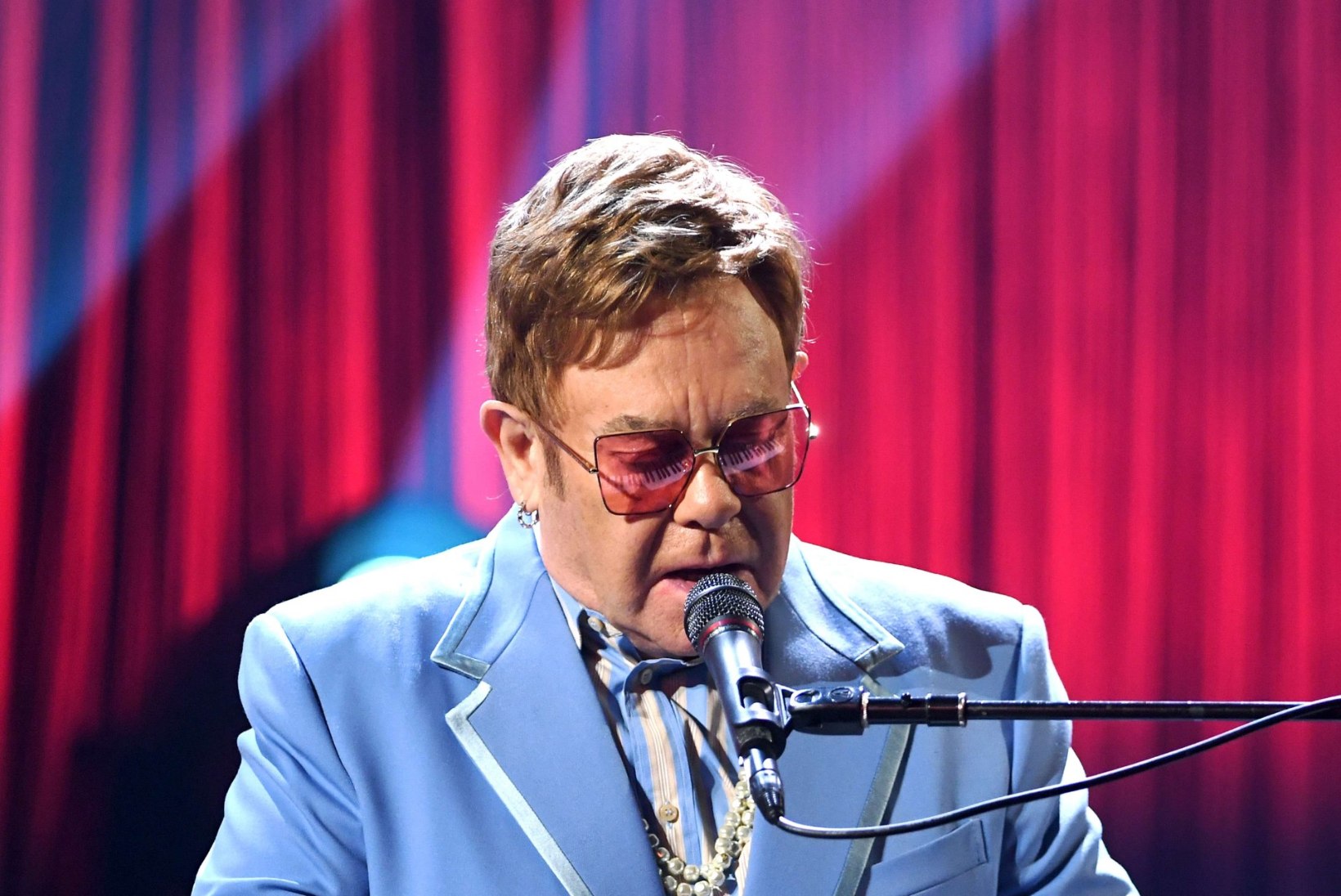 VIDEO | Elton John kaotas laval hääle ja puhkes nutma