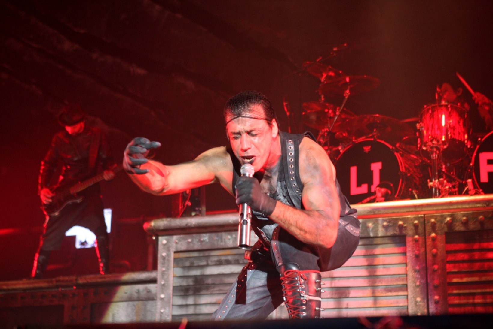 VIDEO | Rammsteini laulja korraldas fännidele haisva üllatuse