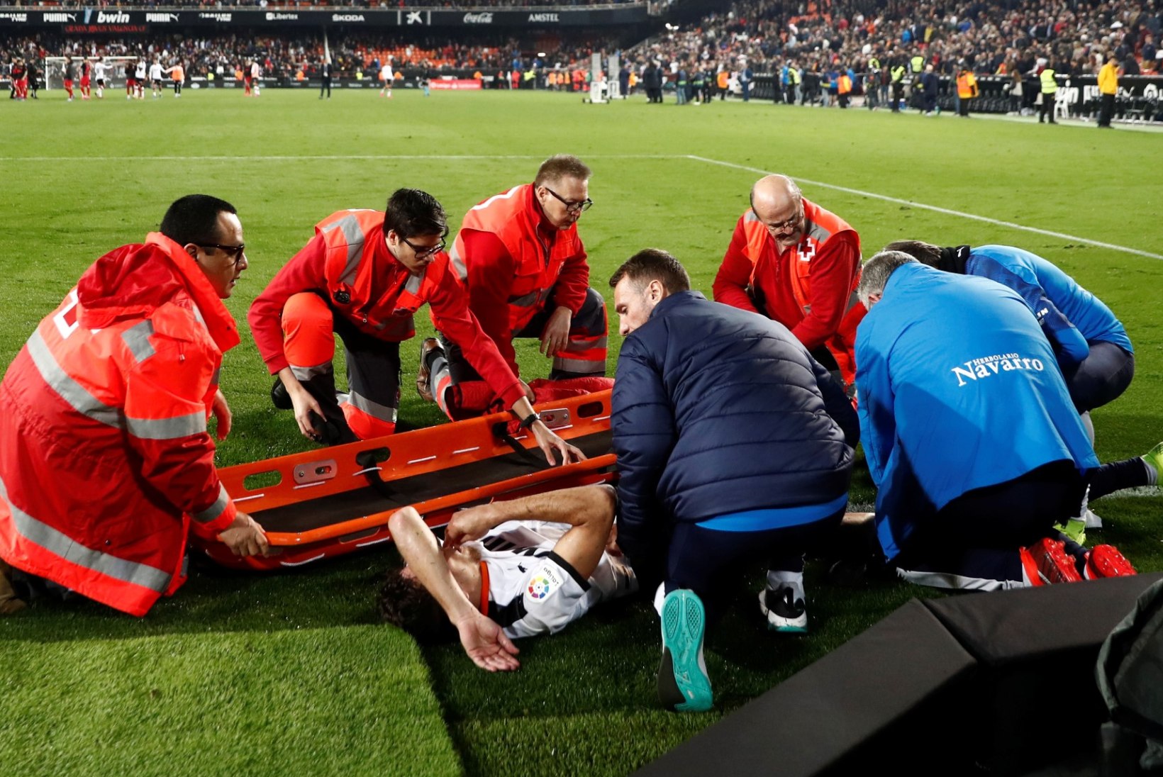 HULLUMAJA! Prantsuse jalgpallur hammustas konkurendi peenise otsast ja sai ülipika võistluskeelu