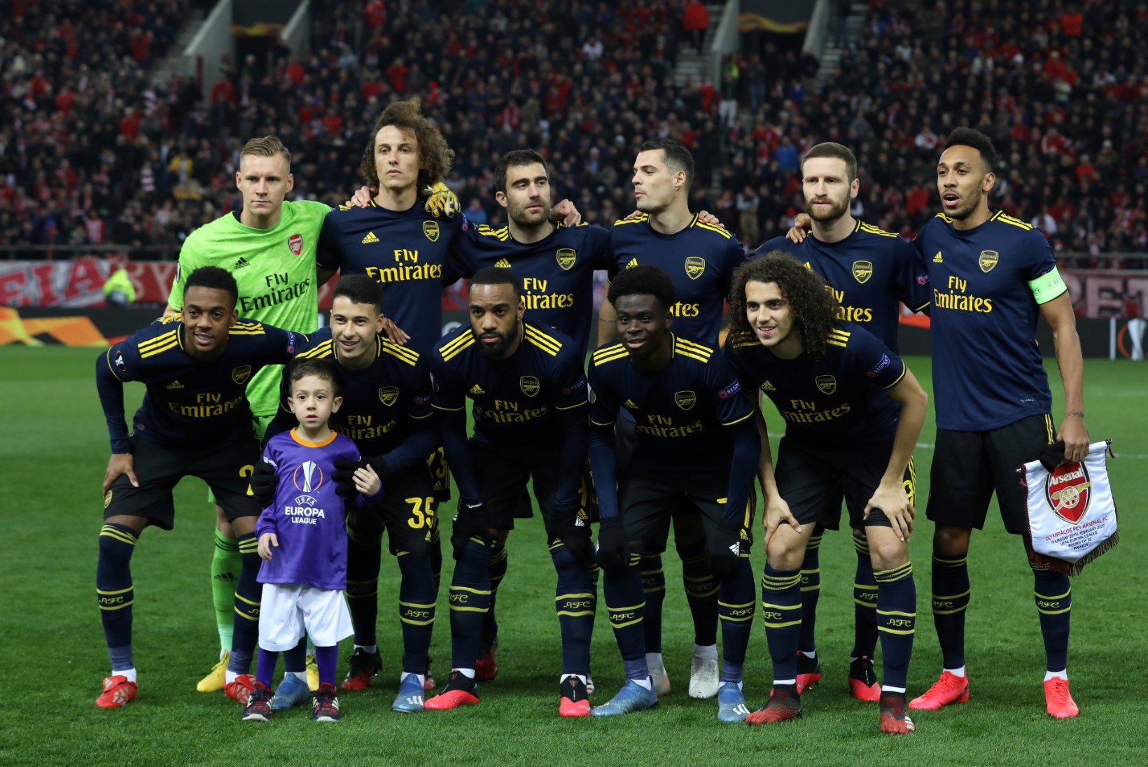 NUNNUVIDEO | Arsenali meeskond kutsus eksinud maskotilapse oma tiimifotole