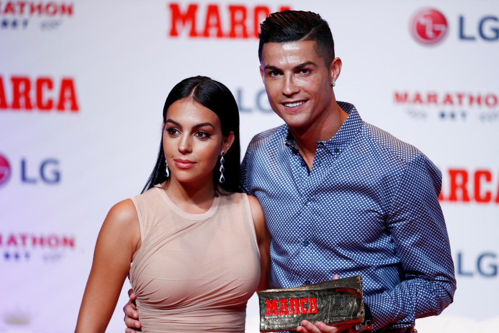 ABIKS IKKA: Cristiano Ronaldo annab oma mesimagusale pruudile taskurahaks 100 000 eurot kuus