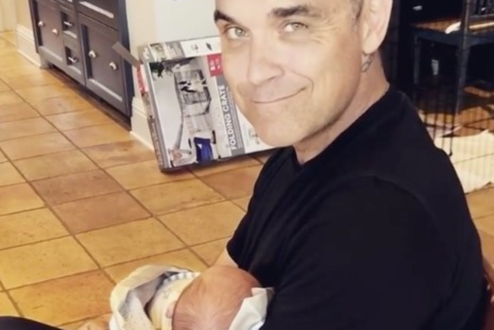 NUNNU VIDEO | Robbie Williams äiutab oma neljandat last