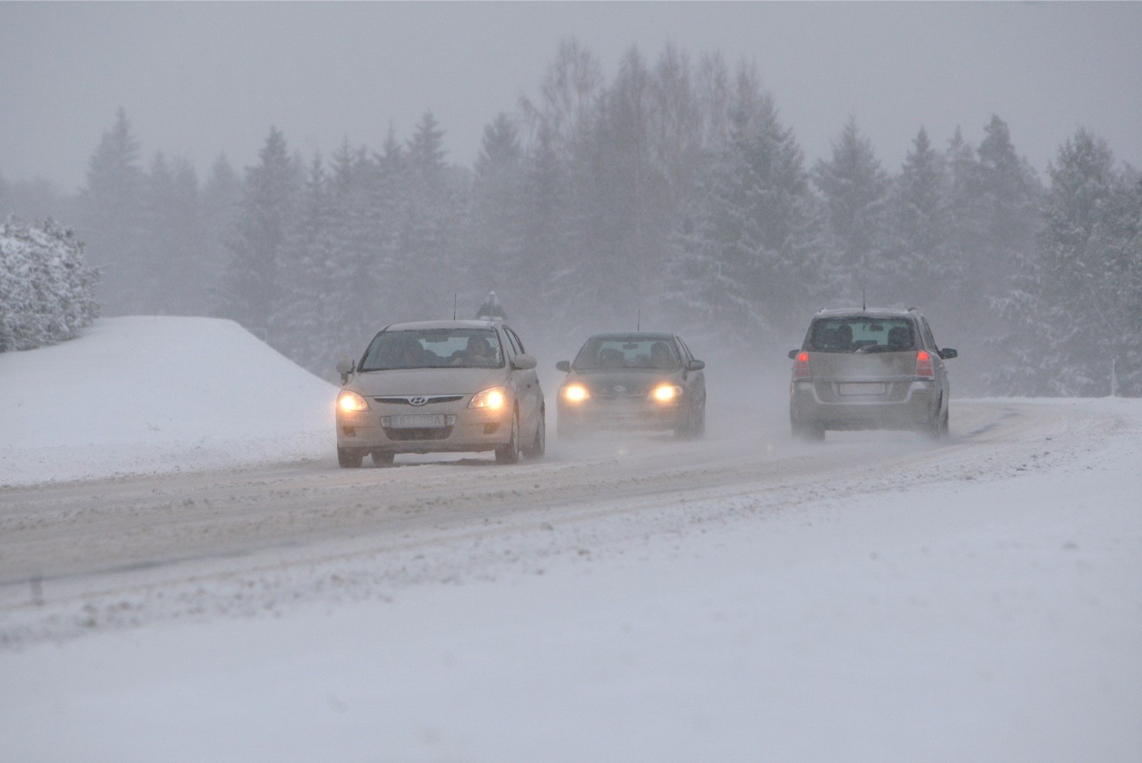 Maanteeamet: Lõuna-Eestis on liiklus rohke lume tõttu raskelt häiritud, erilise vajaduseta ei tasu rooli minna