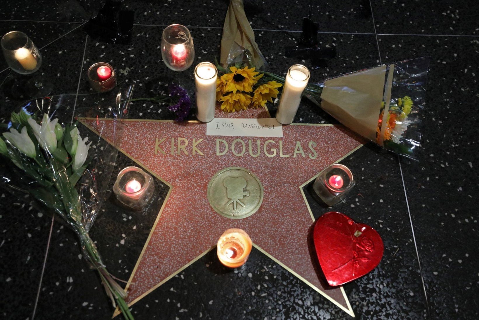 Suri Hollywoodi legend Kirk Douglas