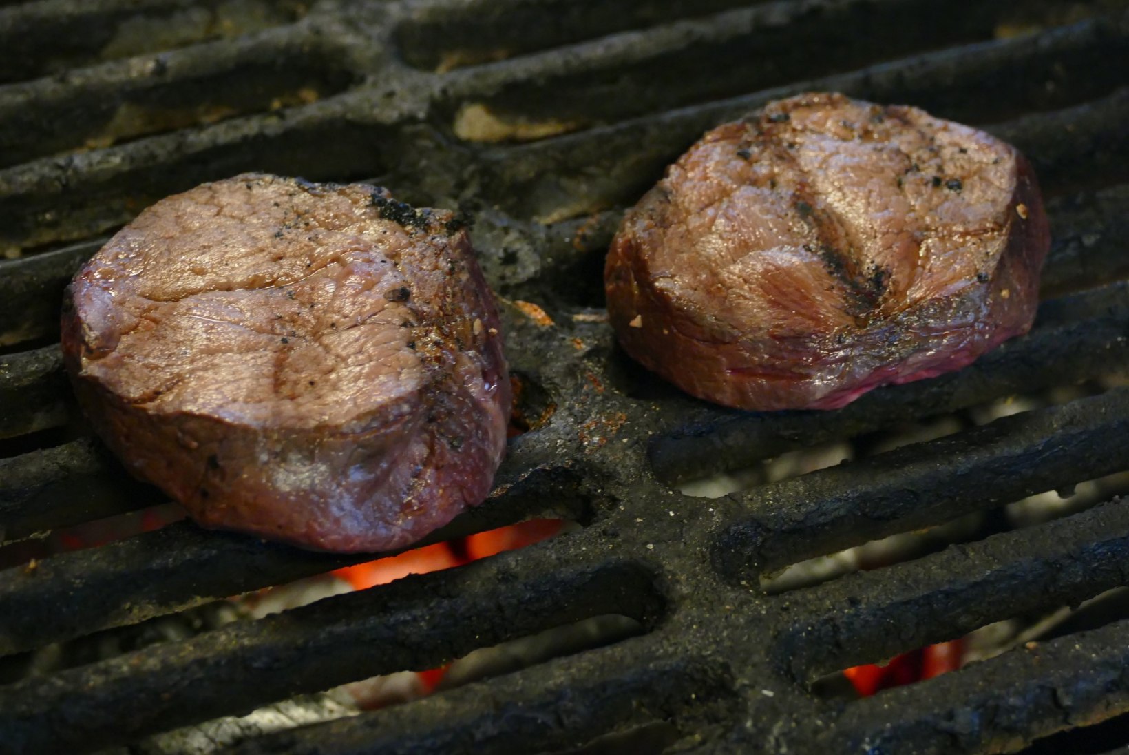 Köök | Pommer & Toomits teevad põdra kauaküpsetatud abasteiki grillitud köögiviljadega