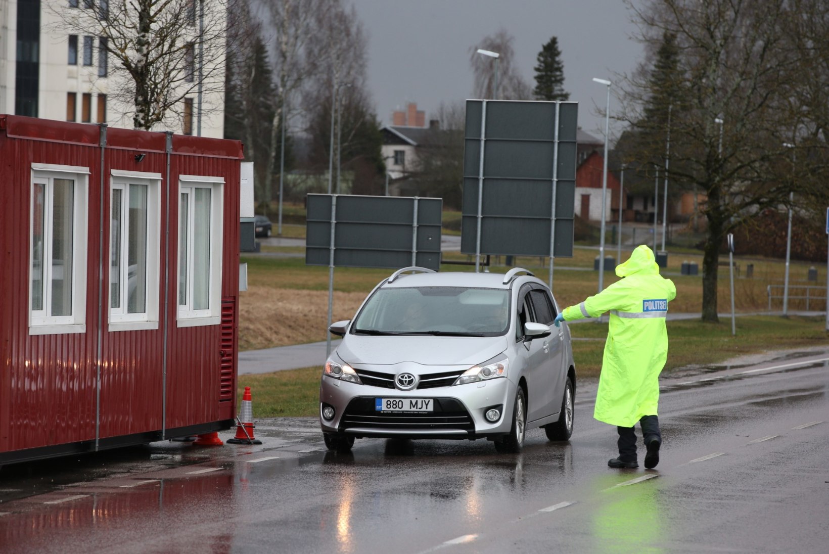 GALERII | Läti piiripunktides on rahulik, politsei jagab brošüüre