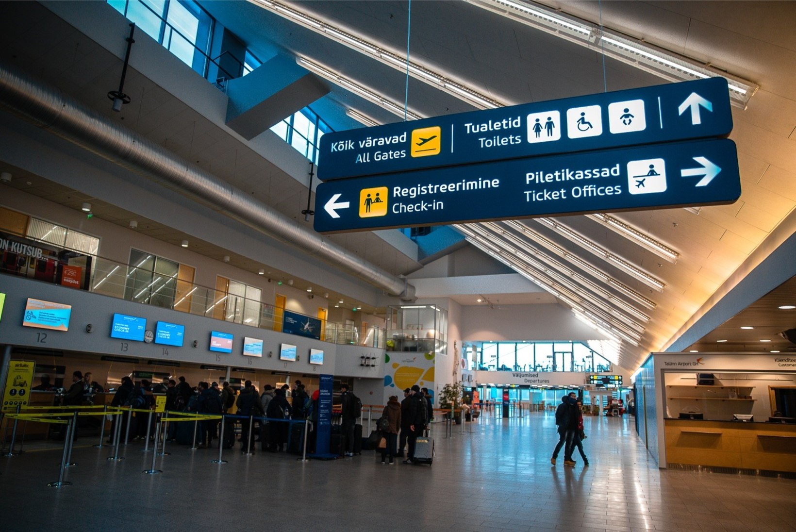 GALERII | Esmaspäeva hommikul Tallinna lennujaamas reisijaid veel jagus