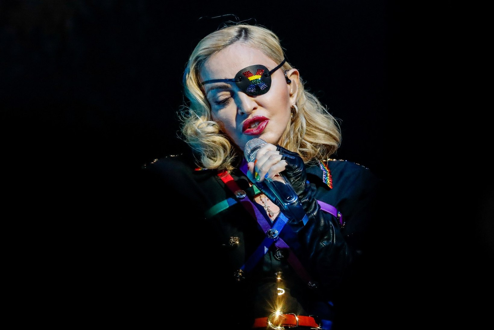 Madonna on katkine nukk, kes püsib koos vaid kleeplindi ja liimi abil