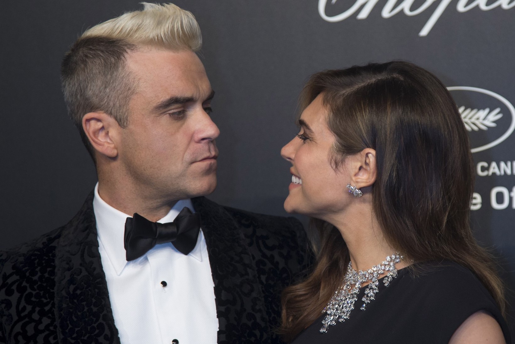 VIDEO RÕDUROMANTIKAST: abikaasa ei luba koroonakahtlusega Robbie Williamsit koju