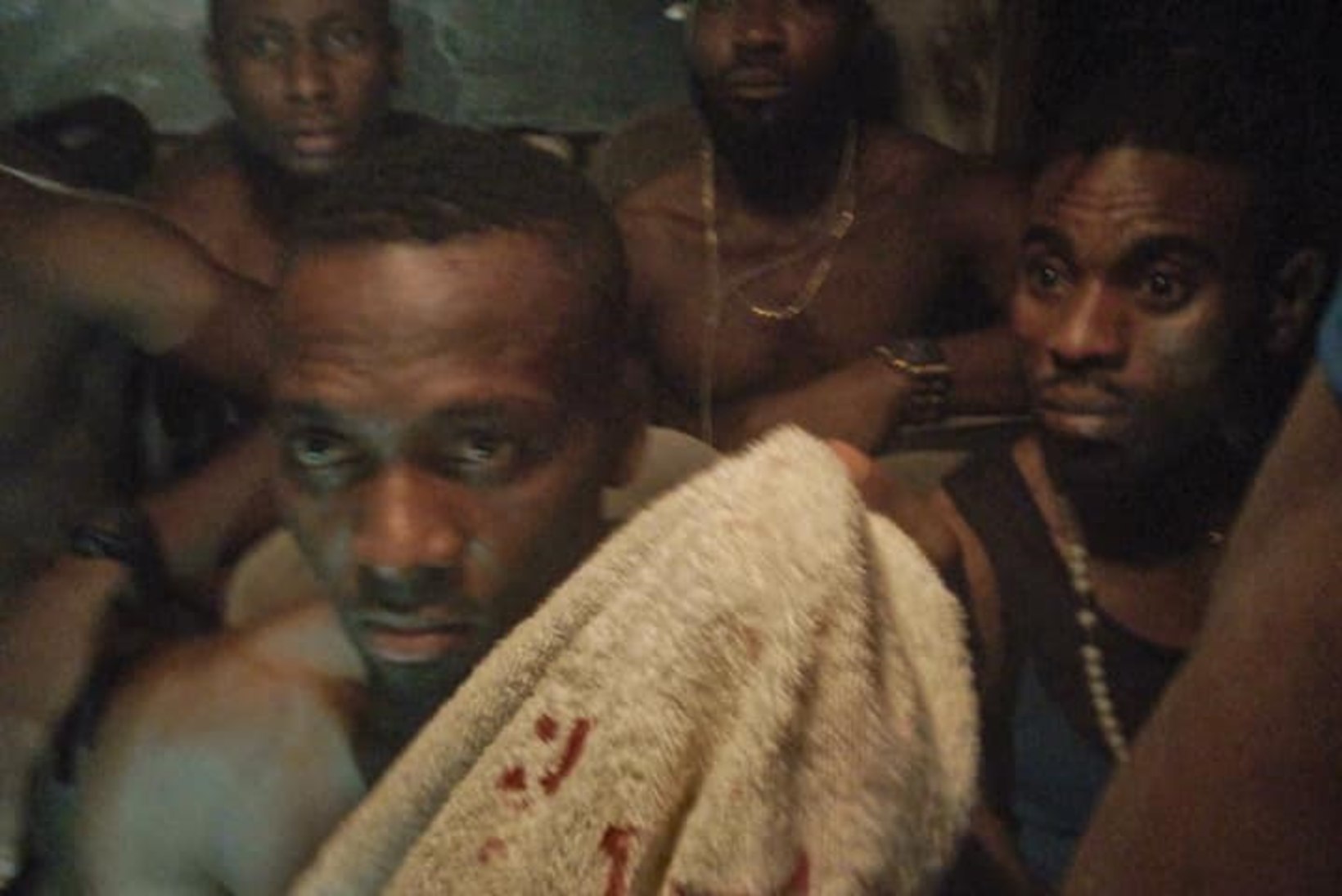 FOTOD ja VIDEO | Relvastatud röövlid ründasid Nigeeria jalgpallimeistri bussi