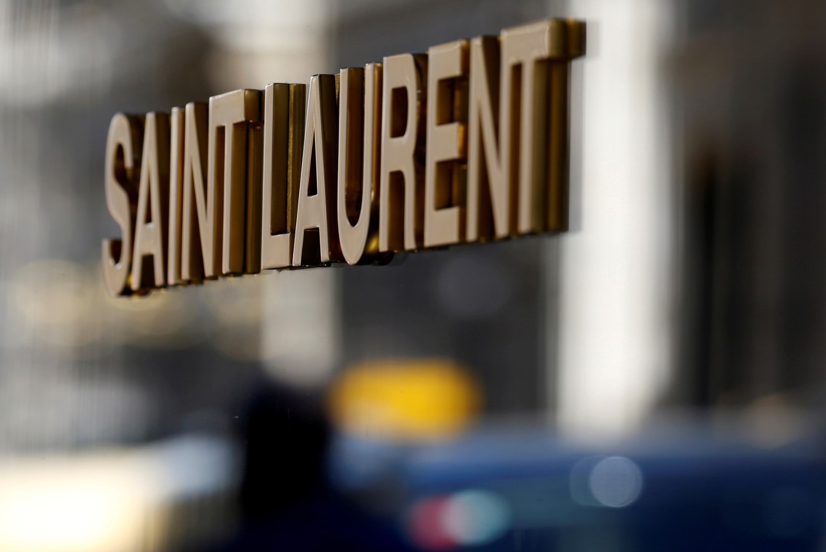 Yves Saint Laurent hakkab kaitsemaske õmblema