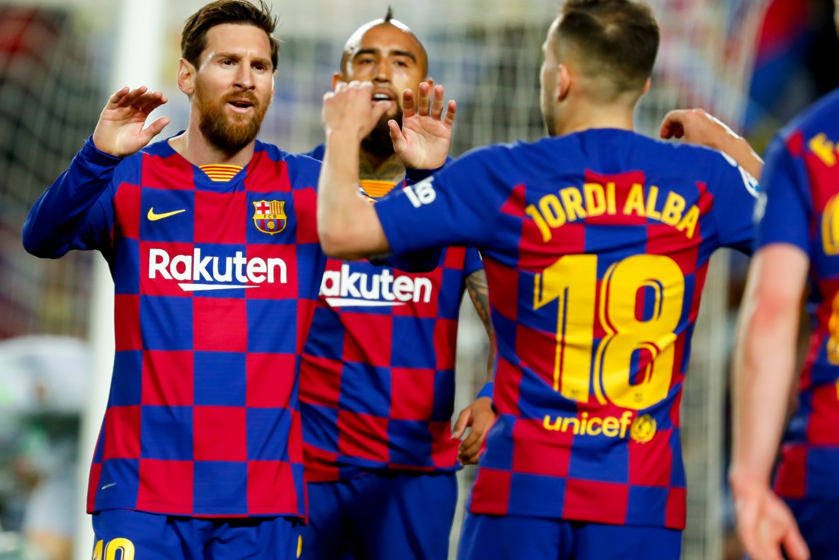 UMMIKSEIS: Barcelona soovis kärpida jalgpallurite palka, kuid mängijad saatsid ettepaneku pikalt