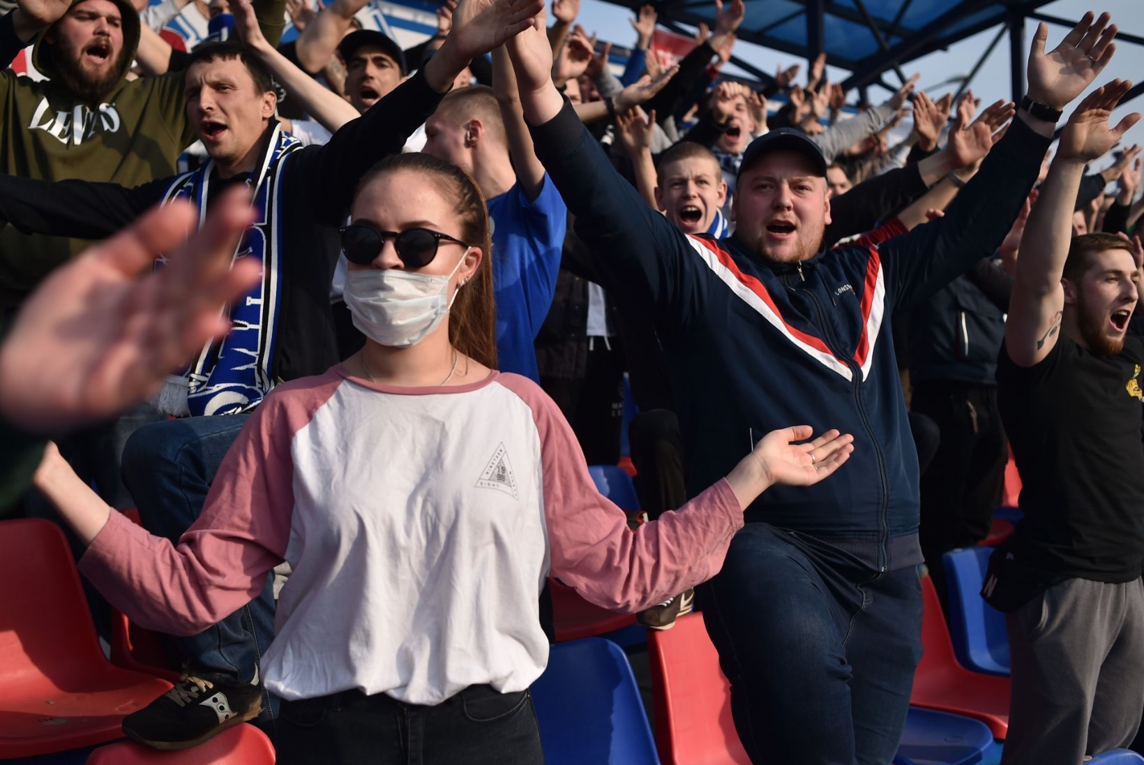 ABSURDSED FOTOD | Minsk pisikuid ei usu: Valgevene kõrgliigas toimuvad mängud pilgeni täis staadionitel