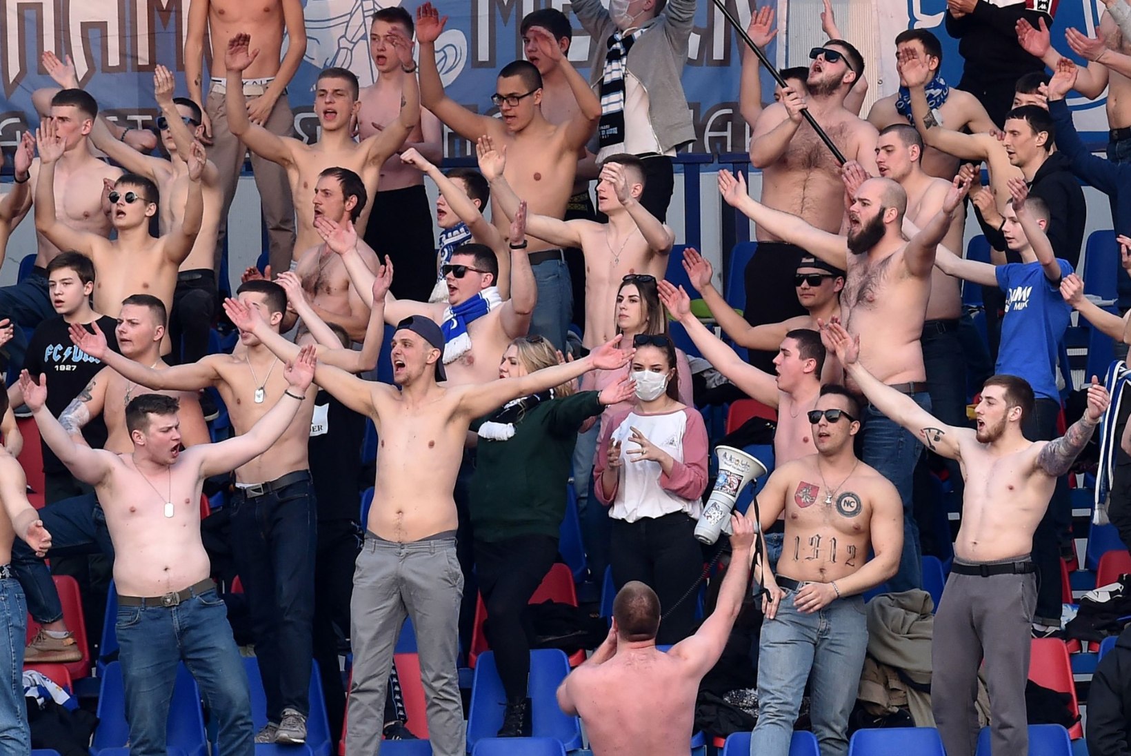 ABSURDSED FOTOD | Minsk pisikuid ei usu: Valgevene kõrgliigas toimuvad mängud pilgeni täis staadionitel