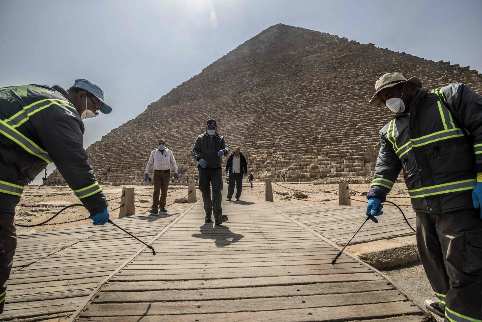 Giza püramiidid on turistitühjad, kuid seal käib siiski vilgas tegevus