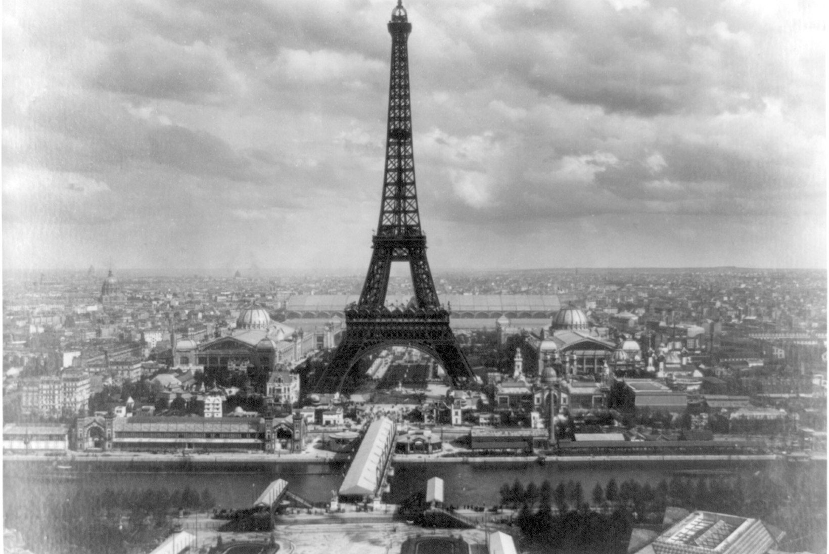 MINEVIKUHETK | 31. märts: Pariisis avati pidulikult Eiffeli torn
