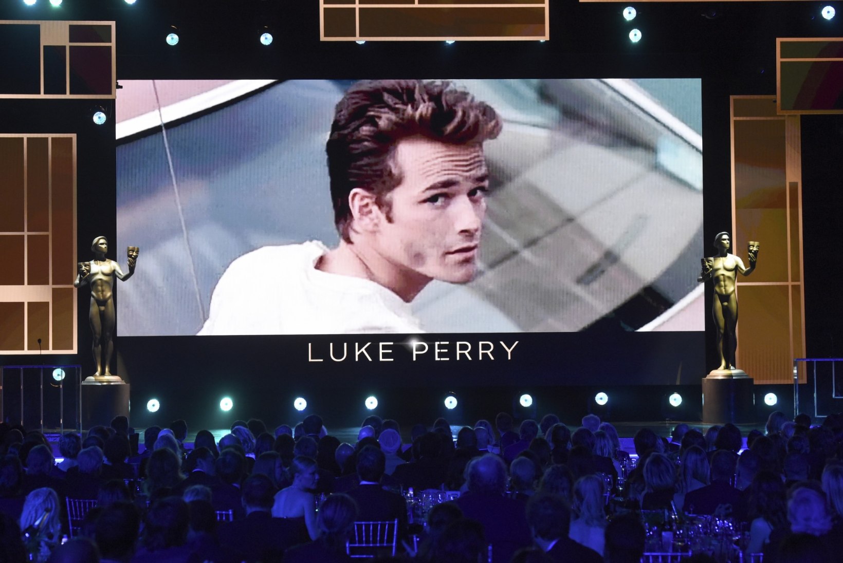 Seriaalikaaslased avaldasid Luke Perry surma-aastapäeval südant pitsitavaid fotosid