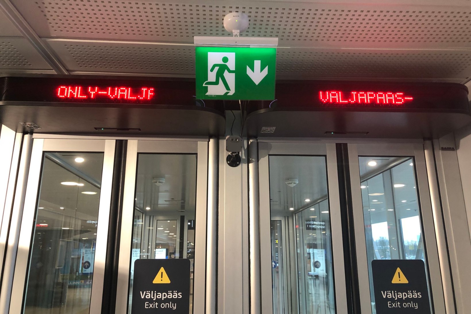 KOROONA, VAATA ETTE! Lennujaama termokaamera piidleb kõiki reisijaid