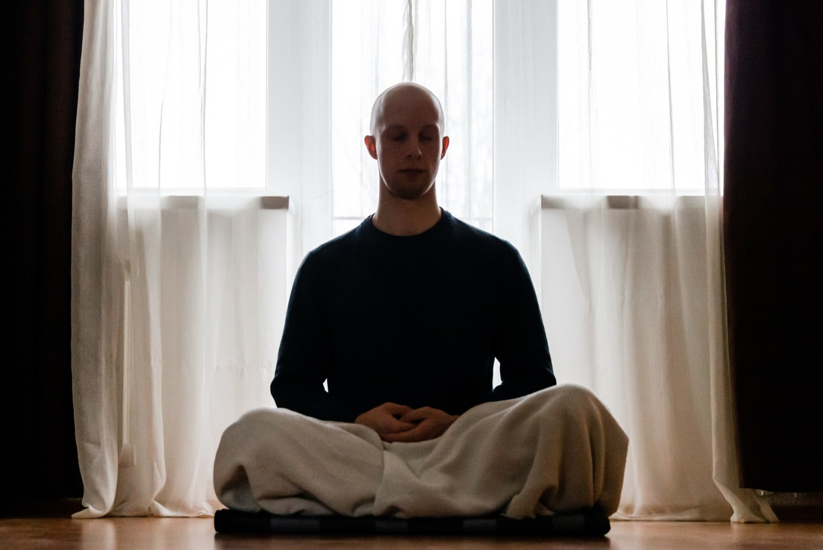ELUMUUTEV KOGEMUS: kuidas mõjub 10 päeva vaikimist ja 100 tundi mediteerimist?