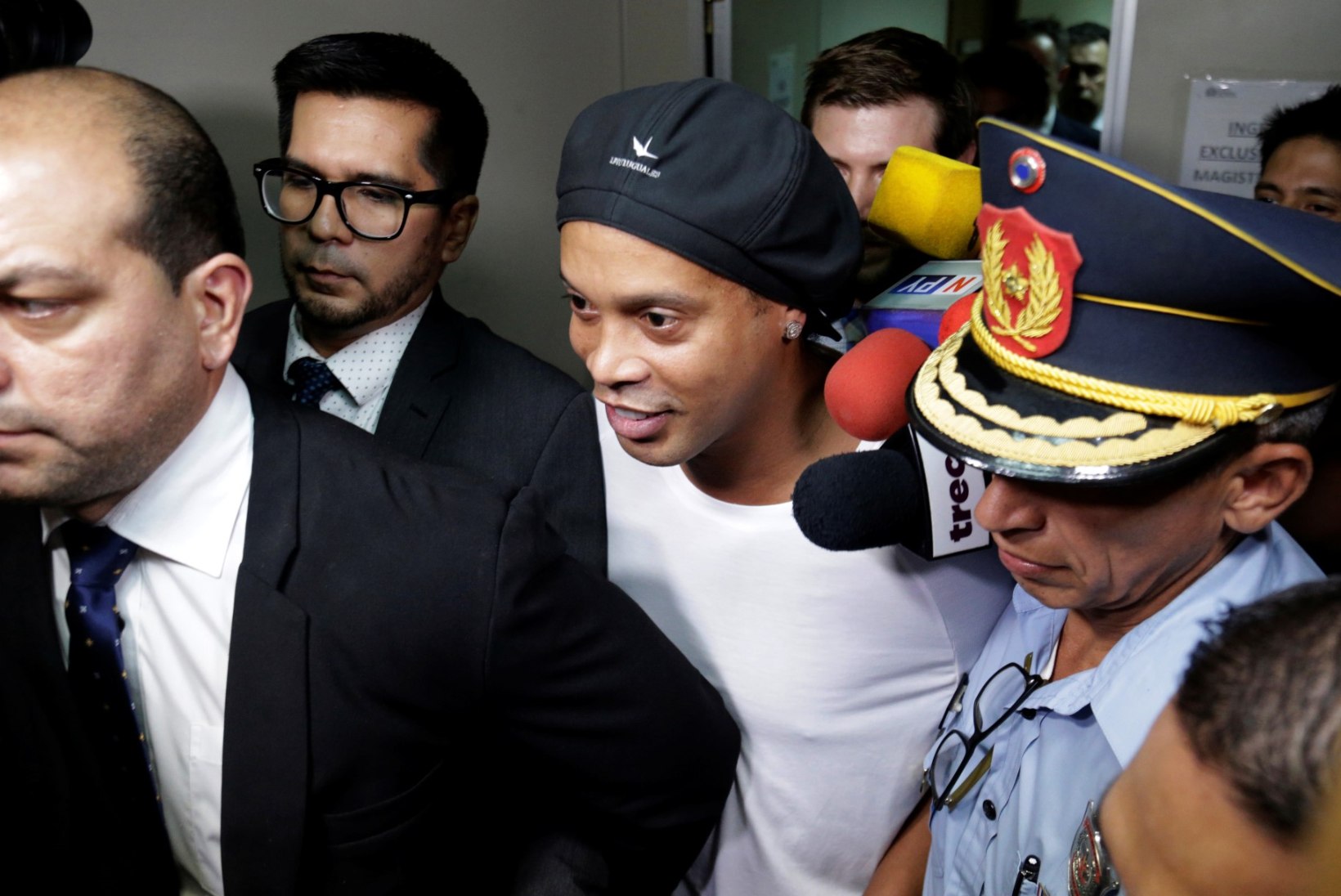 KARM ALLAKÄIK? Endine jalgpallistaar Ronaldinho võeti Paraguays vahi alla