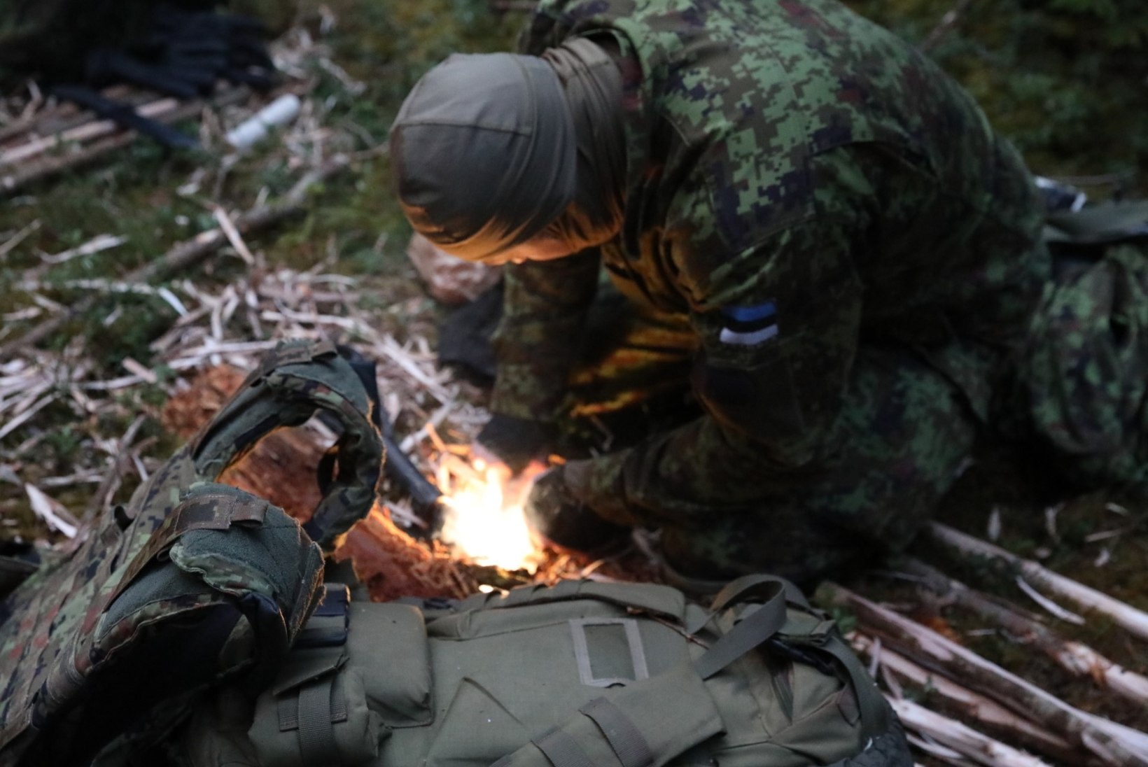 Koroona valvel: ajateenijad müttavad metsas, valmistudes Kevadtormiks
