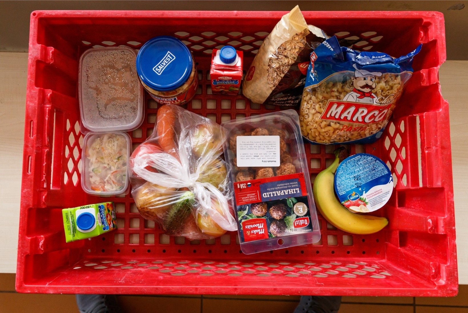 FOTOD | Mis sisaldub Tallinna õpilastele jagatavas toidupakis?