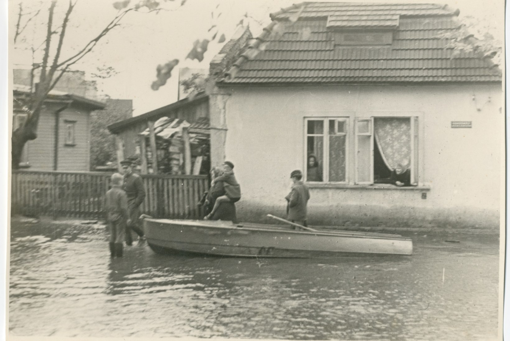 VANA FOTO | Uputus Pärnus sundis inimesi majadest paadiga lahkuma