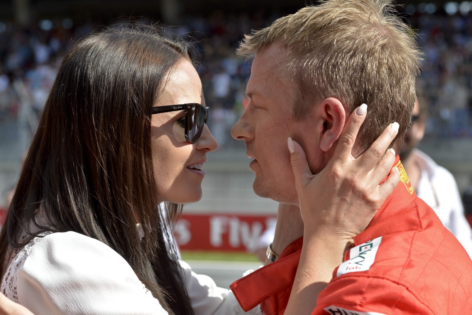 VIDEO | Räikköneni kauni abikaasa käes peitub ülivõimas pommlöök, mis pani Kimi piinlikusse olukorda