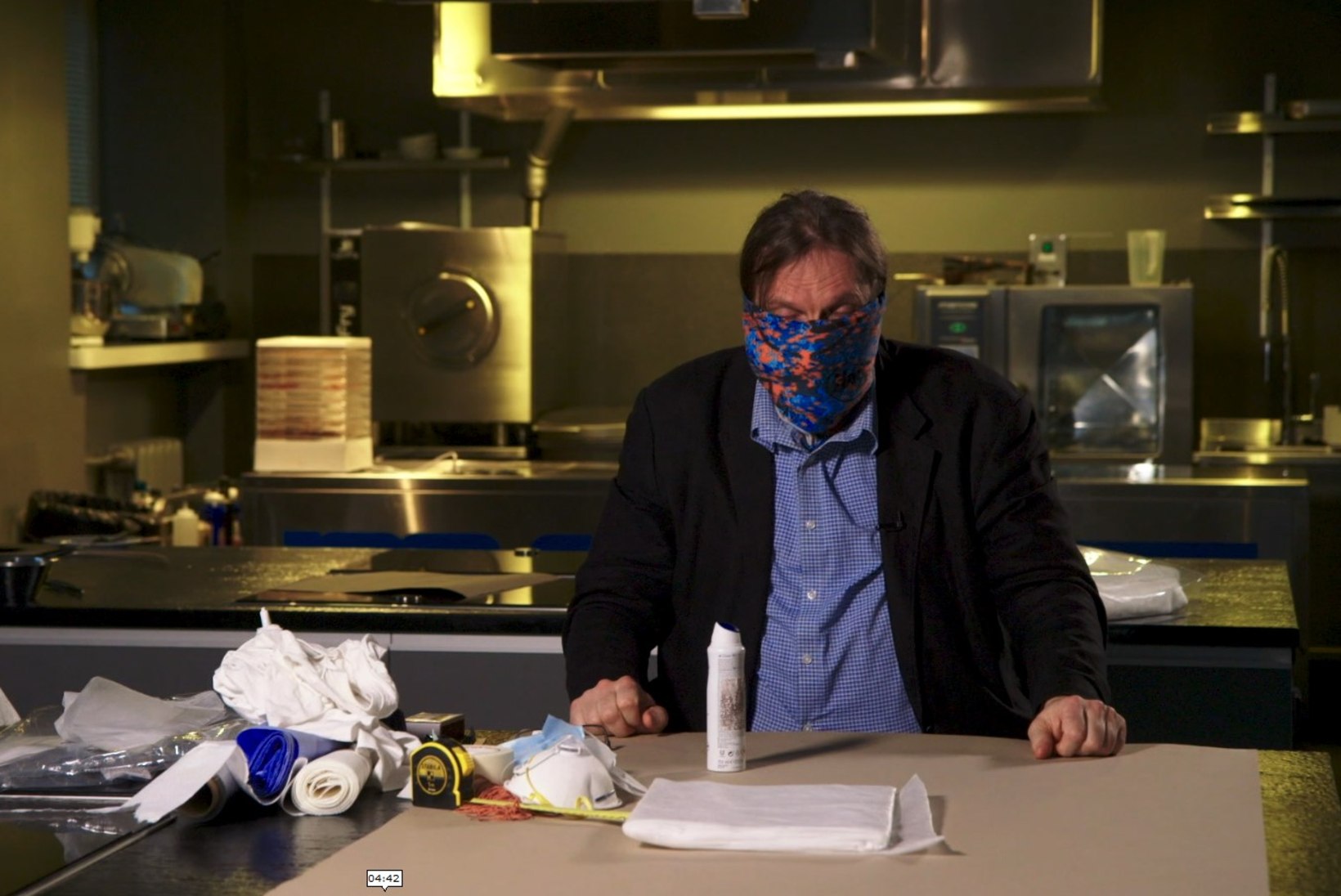 VIDEO | Marek Strandberg õpetab, kuidas koduste vahenditega toimivat maski teha