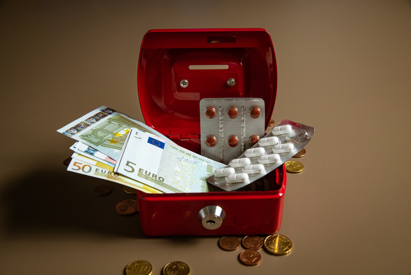 Ravimiäri kitsaskohad röövivad inimeste taskust miljoneid eurosid