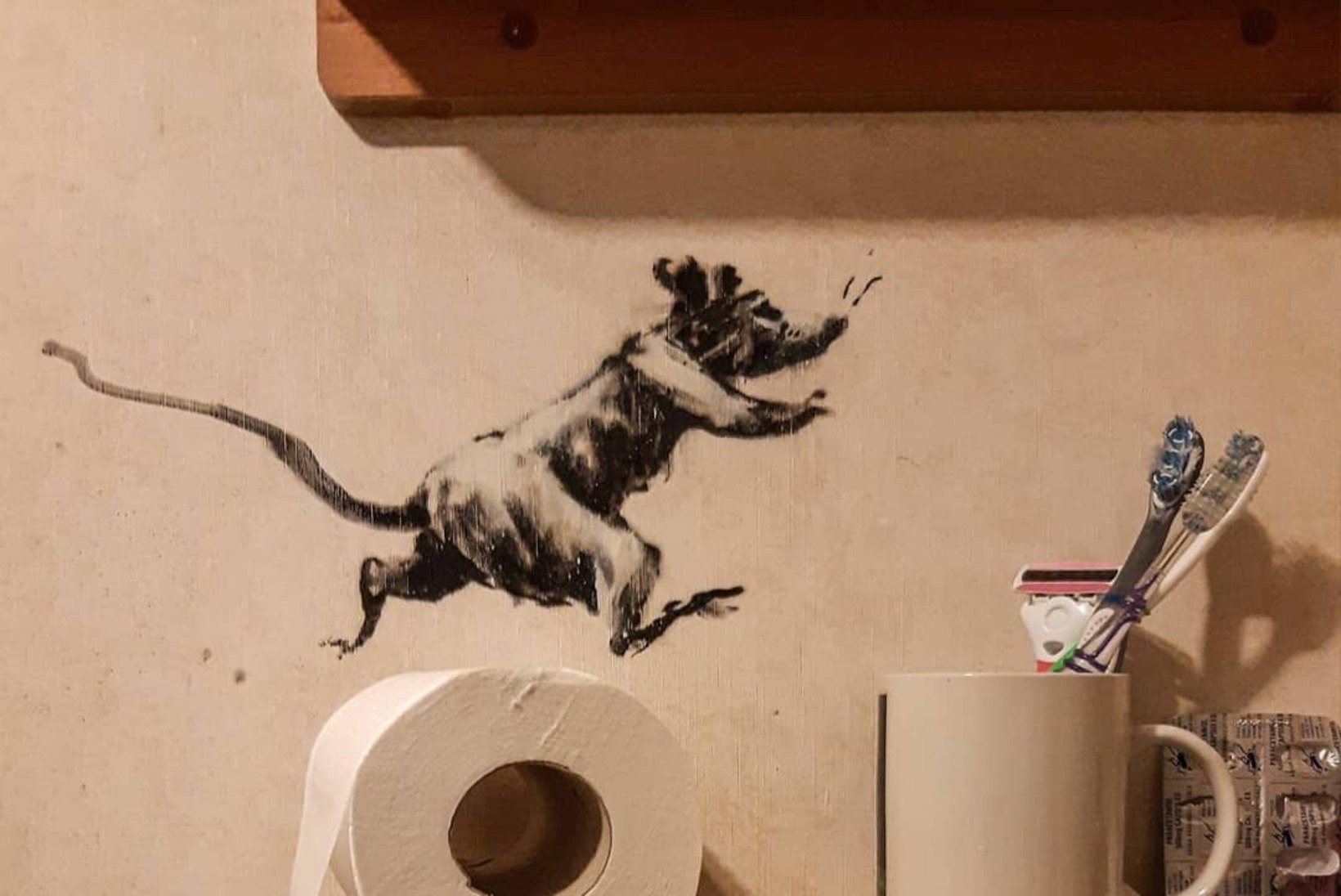 FOTOD | Banksy uusim teos ilutseb grafitikunstniku vannitoas