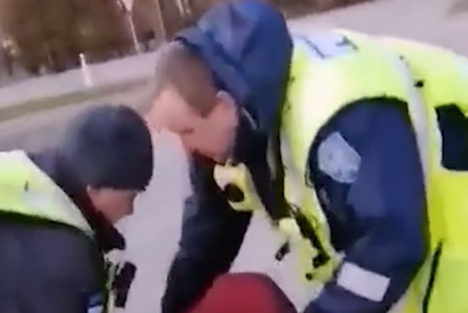 TV3 VIDEO | Politseiniku ja eriolukorrale vilistanud noorte vahel läks rüseluseks. Politsei: on taunimisväärne, et ei heituta korravalvurite ründamisest