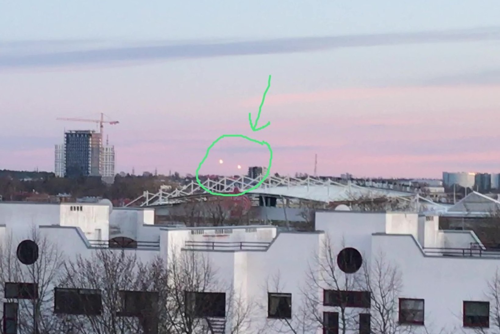 GALERII | UFOHOIATUS! Tallinna kesklinnas nähti tundmatut päritolu lendavaid valguskerasid