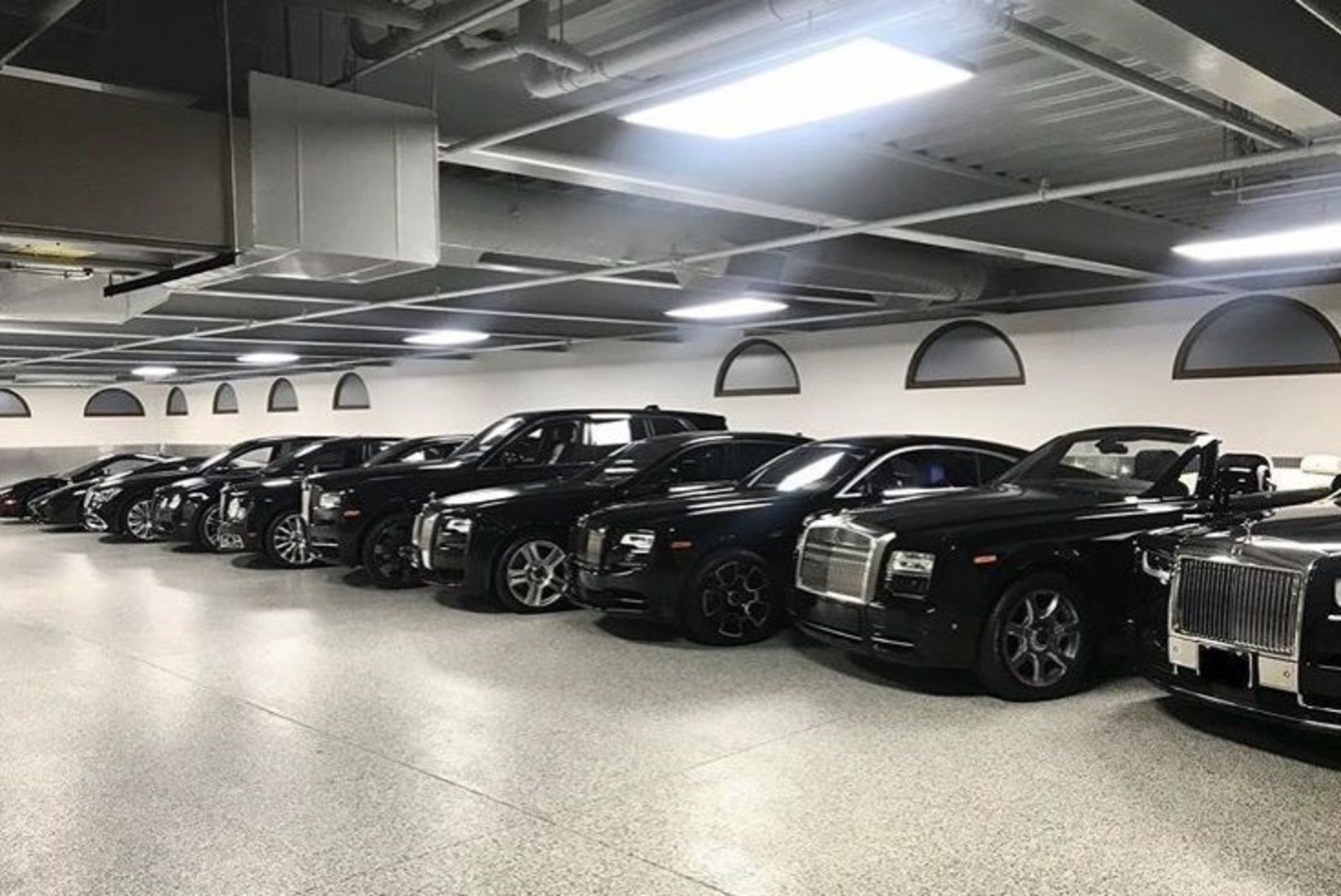 Rahajõmmist poksija hoiab oma luksusautod rangelt lahus: mustad Los Angeleses, valged Las Vegases