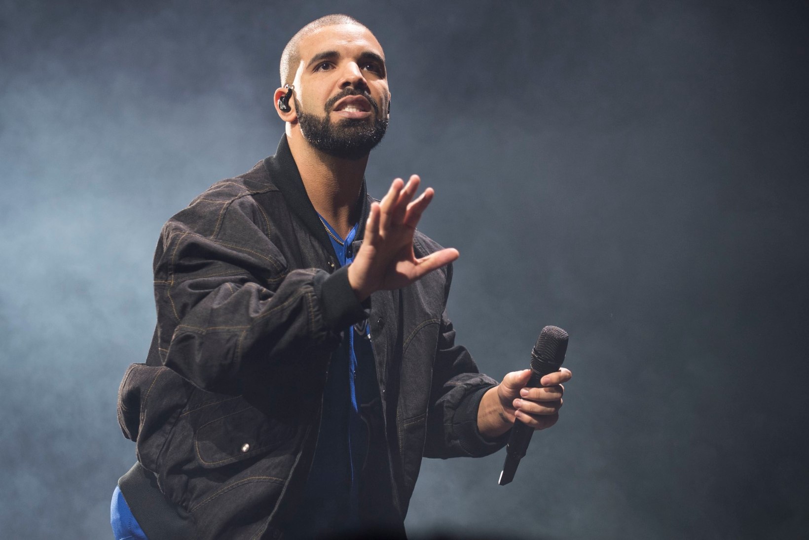 KUNINGLIK ELU: Drake magab 400 000 dollarit maksval madratsil