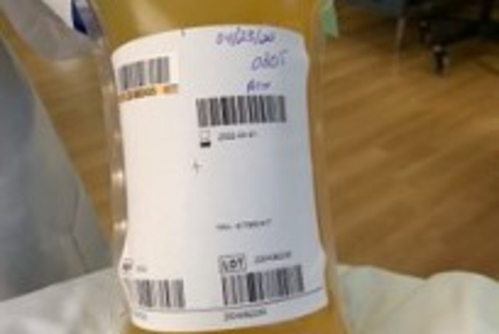 Koroonavaktsiini väljatöötajaid aitav Hanks näitab fotot oma vereplasmast
