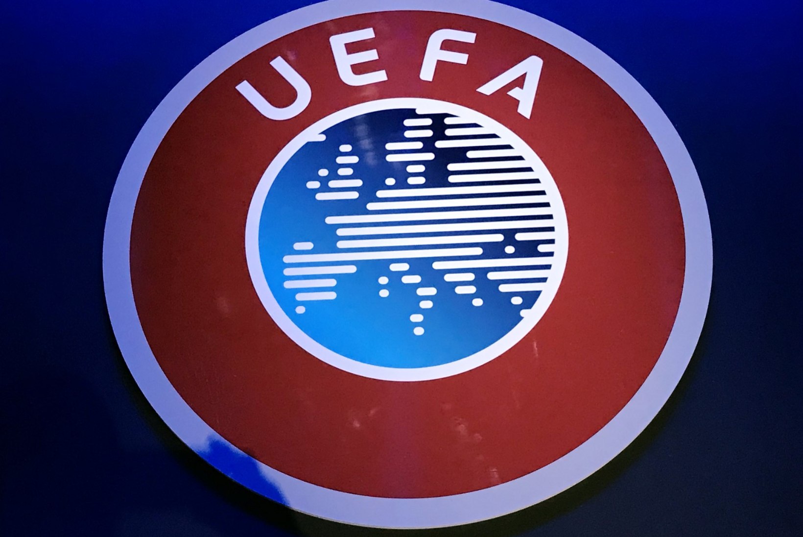 SUUR SEGADUS: jalgpalliliigad mässavad UEFA vastu ja soovivad hooajad lõpetada