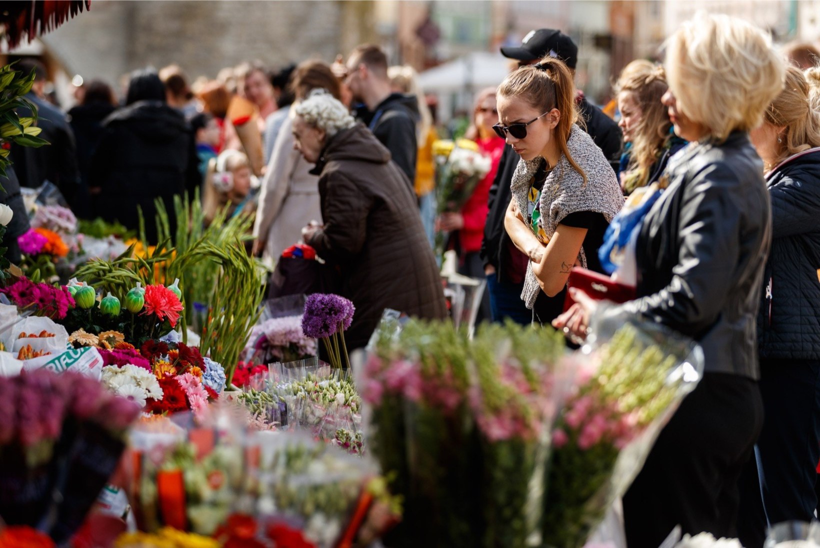GALERII | RAHVAST PUNGIL! Viru tänava lillelettide ees tunglesid emadepäeval sajad inimesed