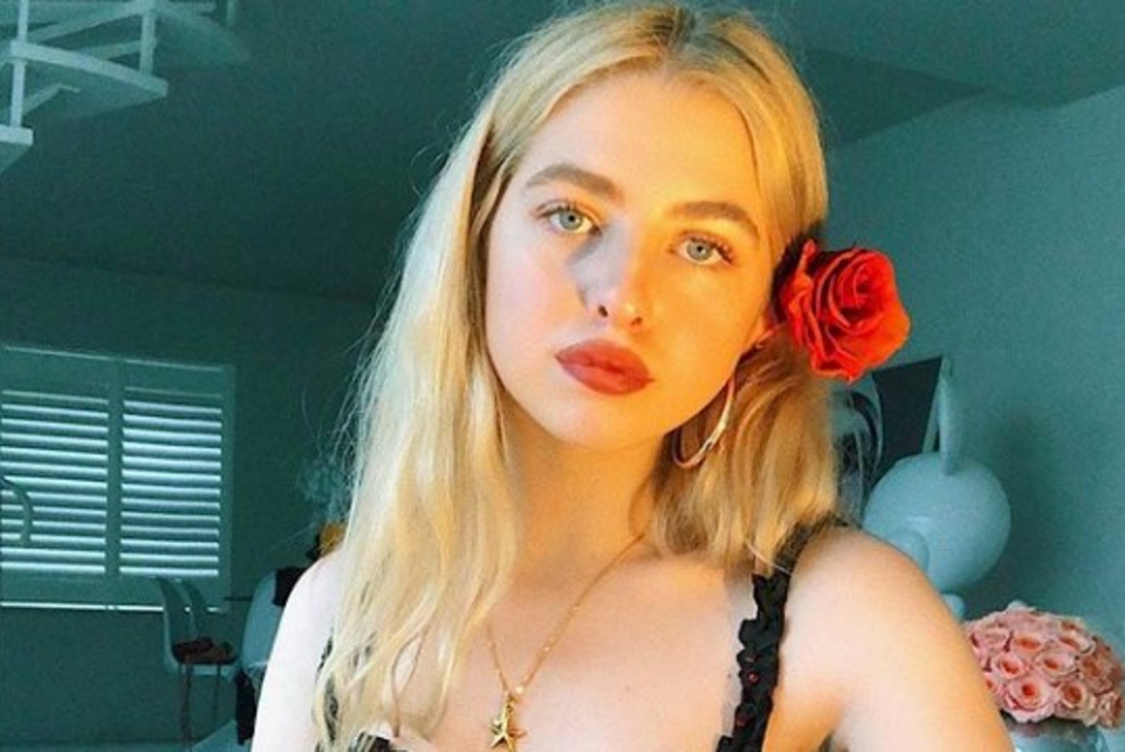 Oasise tähe 20aastane tütar poseerib Instagramis peaaegu paljalt