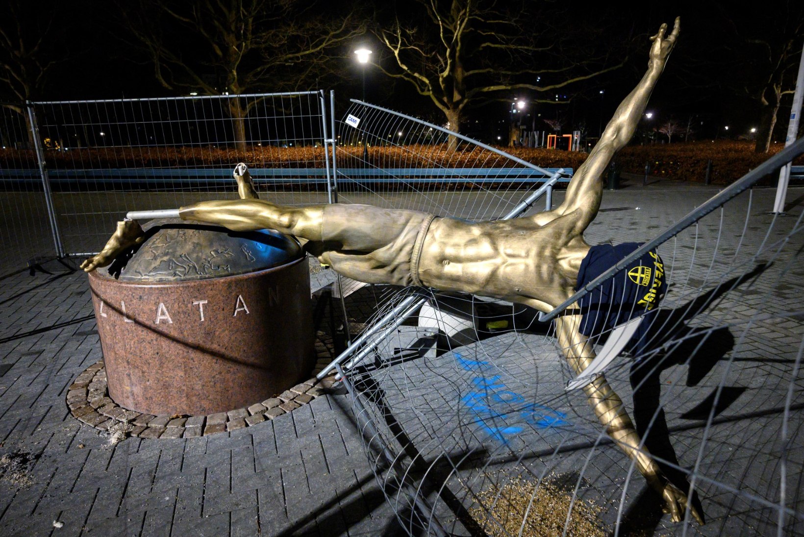 Vandalismi tagajärg: Ibrahimovici pronkskuju kolib Malmö staadioni juurest ära