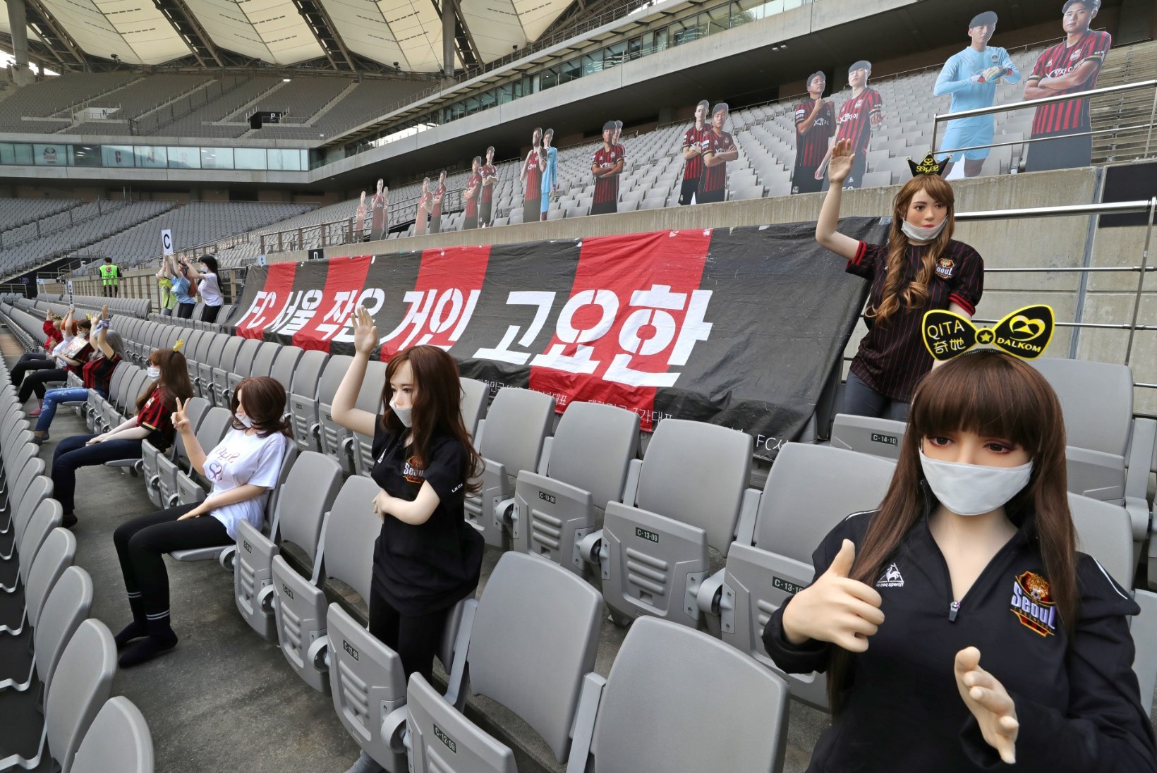 Jalgpall koroonaviiruseajastul: FC Seoul tõi tribüünidele seksinukud!