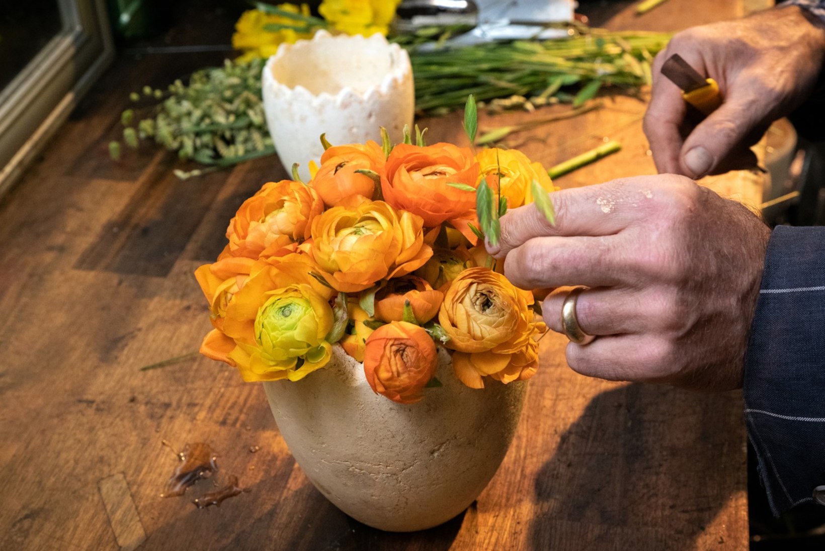 FOTOLUGU | Armastusega emale! Florist õpetab, kuidas teha imeilusat lilleseadet
