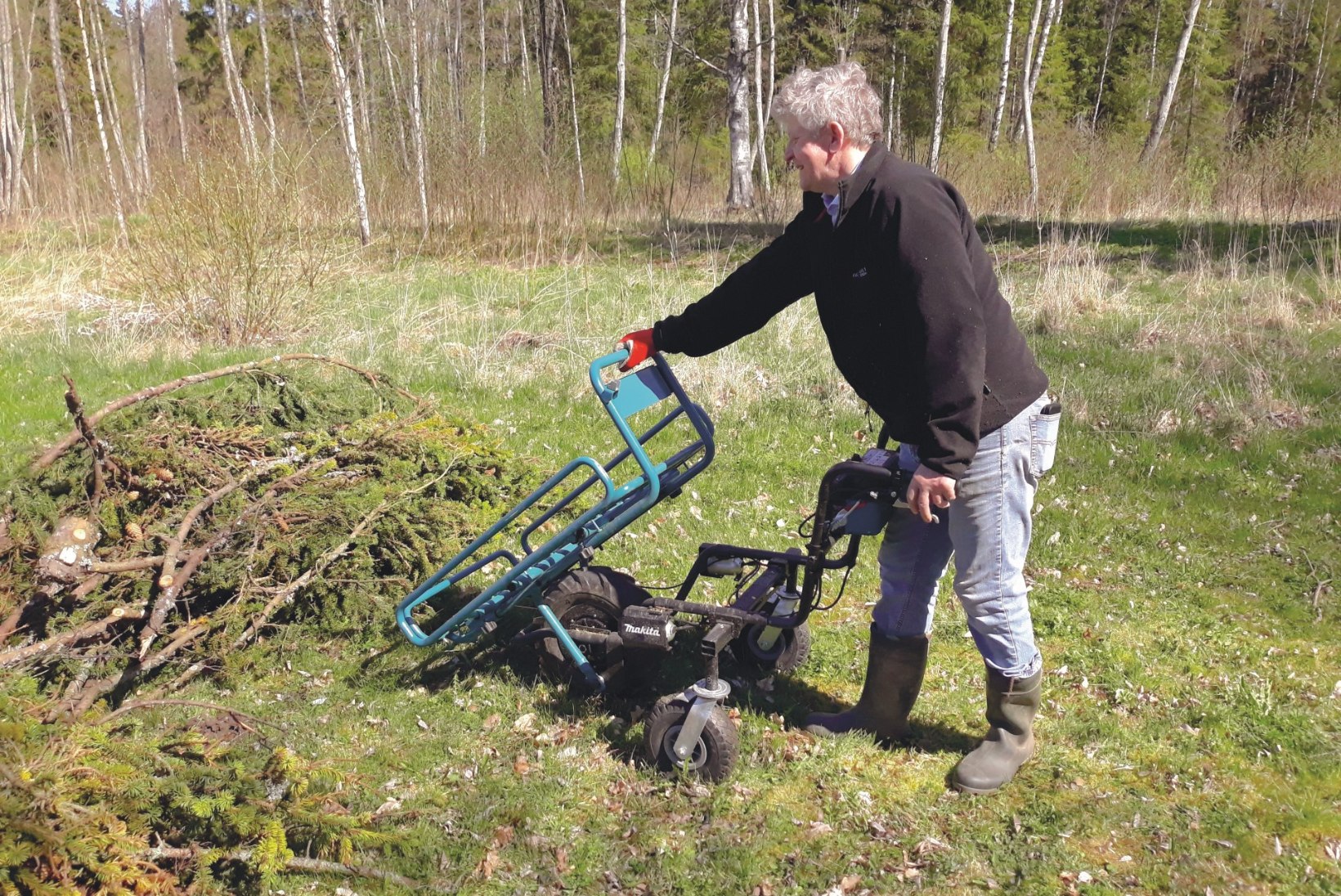 Akutoitega aiakäru: mootoriga abiline, mis kondijõudu ei vaja