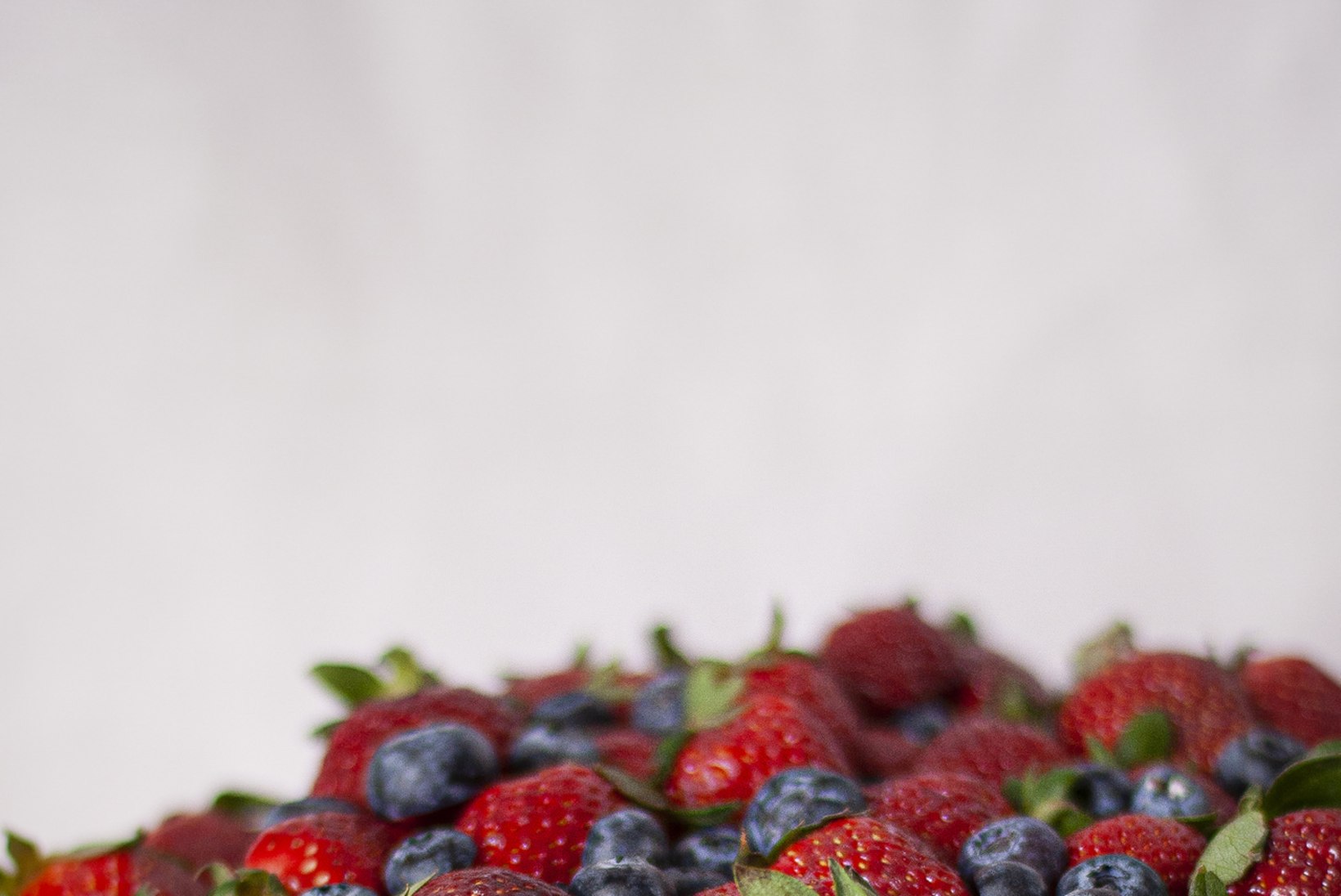 Kevadine värskus maasikatega: imekerge jogurtitort